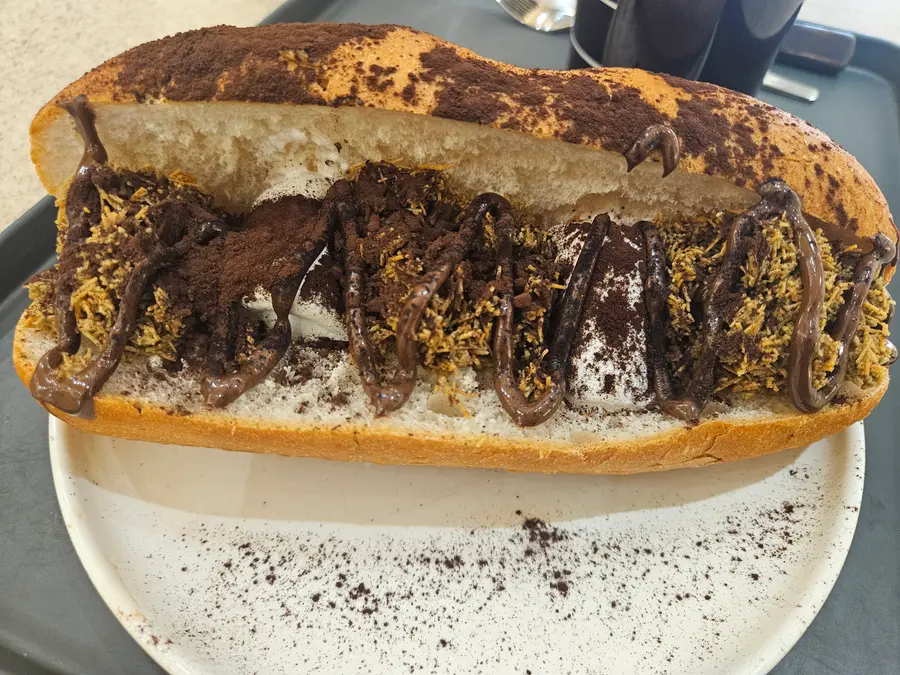 '두바이쫀득반미'는 접시를 가득 채울 정도의 크기로, 한 입에 베어 먹기는 어려운 두께를 자랑한다. (사진=황태규 기자)