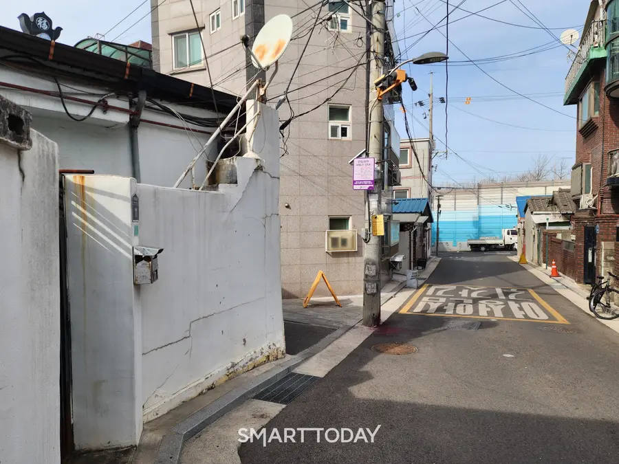 신길역세권 재개발 지구 풍경. 노후된 주택단지 옆으로 철로를 가려주는 철제 방음벽이 설치돼 있다. 출처=김종현 기자