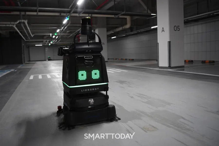 자율주행 청소 로봇이 입주 전 아파트 지하주차장을 청소하고 있다.(사진제공=포스코이앤씨)