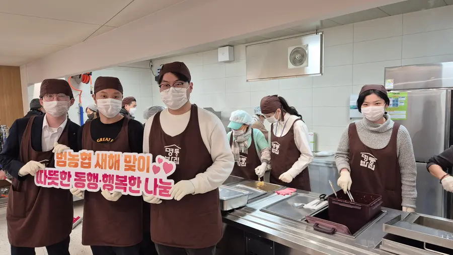 지난 11일 천주교 서울대교구 산하 한마음한몸운동본부가 운영하는 무료급식소 '명동밥집'에서 NH-Amundi자산운용 임직원들이 봉사활동을 진행하고 있다.