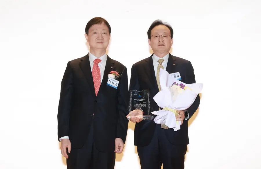 지난 25일 금융감독원에서 열린 '2025년 1사1교 금융교육 우수 사례 시상식'에서 이찬진 금융감독원장(좌측)과 이환주 KB국민은행장이 기념촬영을 하고 있다.