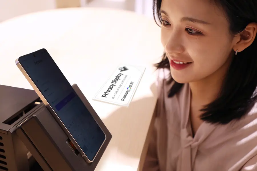 삼성디스플레이 직원이 다음달 개최되는 'MWC26'에서 선보일 '플렉스 매직 픽셀' 데모 제품을 바라보고 있다. 삼성디스플레이 제공