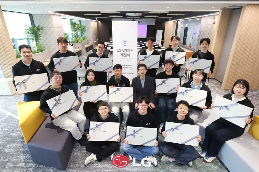  이홍락 LG AI대학원장(두번째 줄 왼쪽에서 네번째)과 LG AI대학원 1기 입학생들이 4일 개원식이 열린 LG AI대학원 마곡 캠퍼스에서 구광모 ㈜LG 대표가 선물한 LG 그램 노트북을 들고 기념 사진을 촬영하고 있다. LG 제공