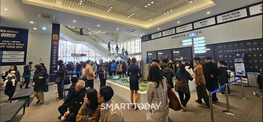 * 두산위브 더센트럴 수원 견본주택 내부에 몰린 관람객 모습. 사진 제공=두산건설
