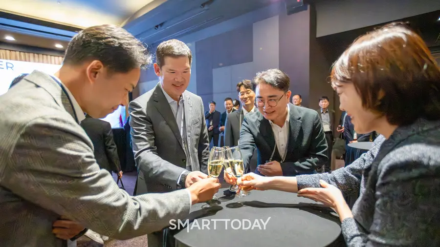 지난해 10월 진행된 GS건설 ‘그랑 파트너스 피에스타’에서 허윤홍 GS건설 대표 (사진 왼쪽 두번째)와 협력사 대표들이 인사를 나누고 있다(사진제공=GS건설)