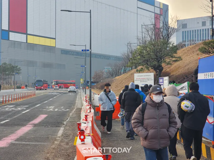 근로자들이 출입로를 지나고 있다. 출처=김종현 기자
