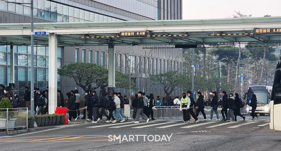삼성전자 평택캠퍼스 공장 건설현장 근로자들이 출근하고 있다. 출처=김종현 기자