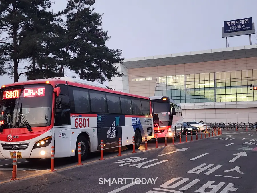 10일 새벽 6시 경 평택지제역 1번출구 전경. 출처=김종현 기자