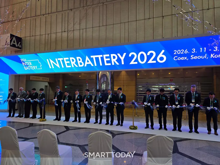 11일 서울 강남구 코엑스에서 열린 국내 최대 배터리 산업 전시회 '인터배터리 2026'에서 엄기천 한국배터리산업협회장을 비롯한 참석자들이 개막식에서 커팅식을 진행하고 있다. 사진=박재형 기자