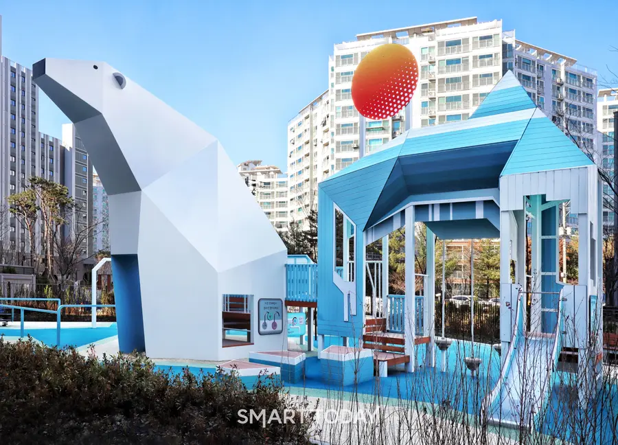 강원도 원주시 반곡동 ‘원주 롯데캐슬 시그니처’ 내 ‘EARTH SAVER’의 테마별 어린이놀이터 중 '북금곰을 구해줘' (사진제공=롯데건설)