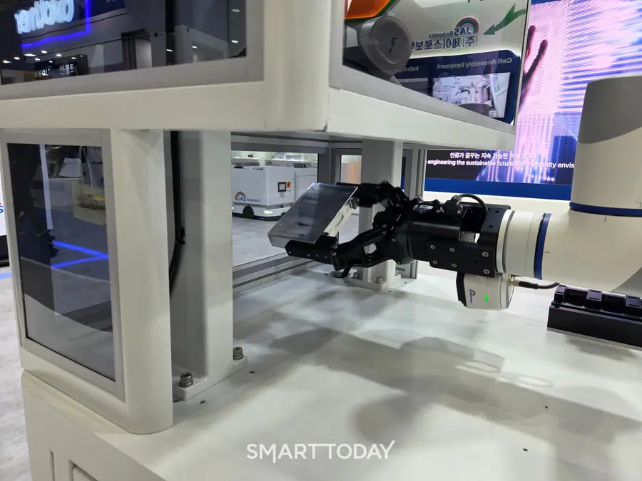 AMR이 배터리 셀 불량 여부를 검사하는 모습. 사진=박재형 기자