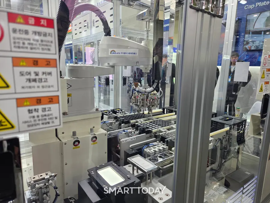 자동화 설비를 이용해 배터리 셀을 만드는 모습. 사진=박재형 기자