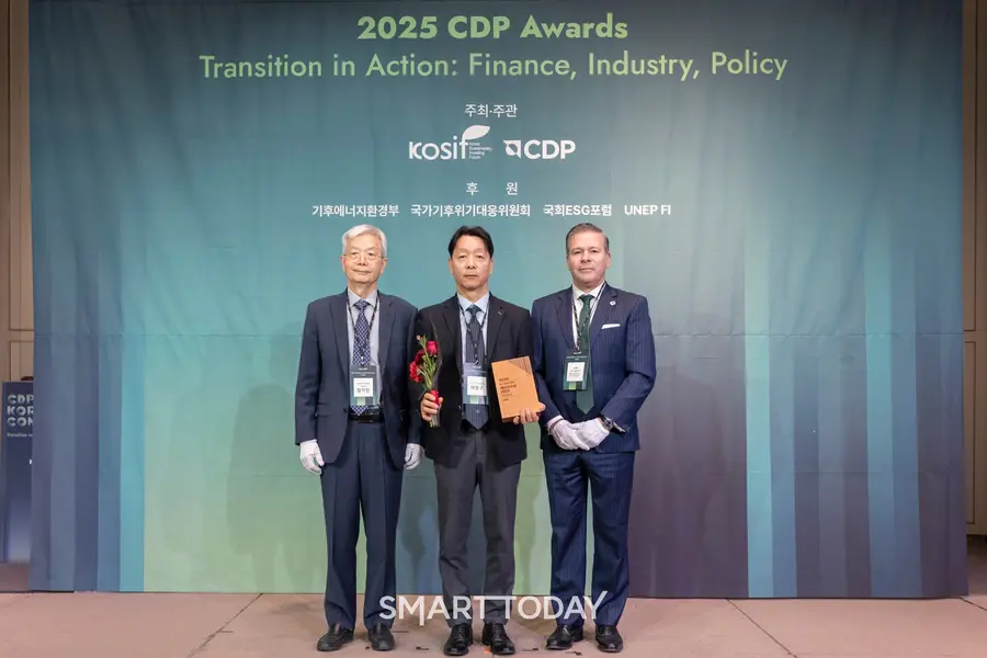  여종구 HL D&I한라 CSO(가운데)가 장지인 CDP 한국위원회 위원장(왼쪽), 호세 오르도네스 CDP Global APAC 총괄대표(오른쪽)와 함께 기념사진을 촬영하고 있다. (사진=HL D&I한라)