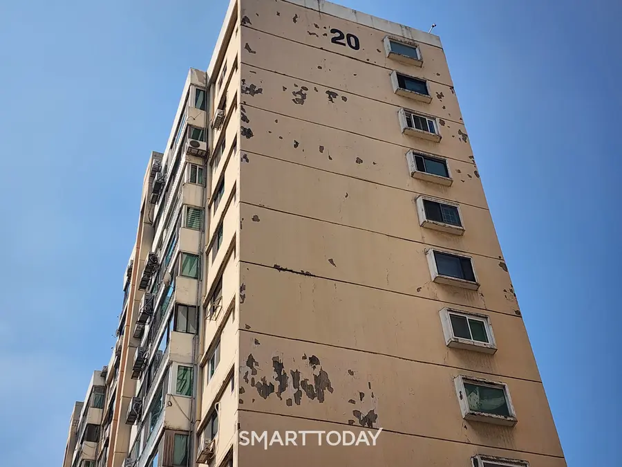 압구정3구역 현대아파트. 외벽 곳곳이 뜯겨져 나가 있다. 출처=김종현 기자