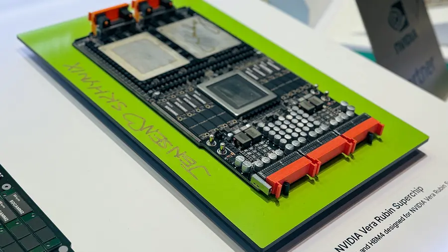 GTC 2026 SK하이닉스 부스에 전시된 엔비디아 차세대 AI 가속기 ‘베라 루빈’에 젠슨 황 엔비디아 CEO가 “JENSEN ♡ SK HYNIX” 사인을 남긴 사진. SK하이닉스 제공