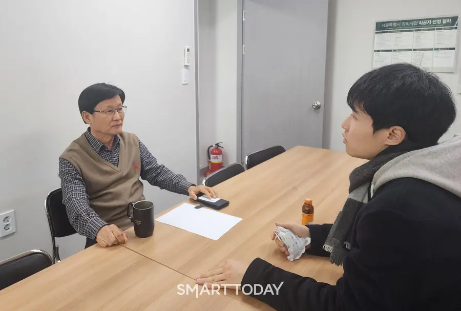 (왼쪽부터) 전영진 대치우성1차 재건축 조합장이 기자와 면담을 진행하고 있다. 출처=김종현 기자