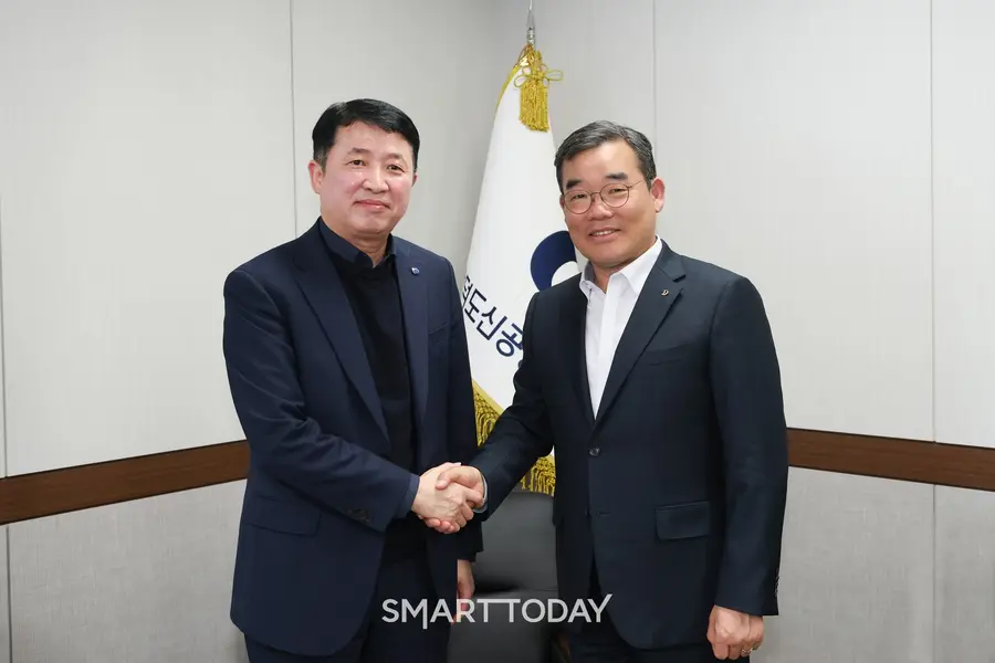 김보현 대우건설 대표이사(오른쪽)가 이윤상 가덕도신공항건설공단 이사장이 면담 후 악수하고 있다. (사진제공=대우건설)