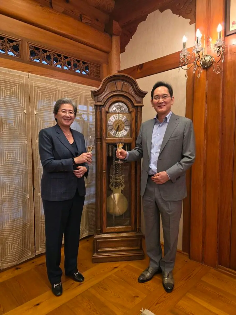 이재용 삼성전자 회장(오른쪽)이 18일 '승지원'에서 리사 수 AMD 최고경영자(CEO)와 만찬에 앞서 기념 촬영을 하고 있다. 출처=삼성전자