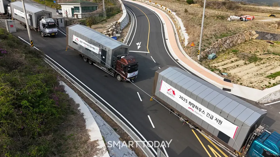 지난 2025년 희망브리지 파주 재해구호물류센터에서 경북 의성군 산불 피해 이재민을 위한 임시주거시설 ‘희망하우스’를 실은 차들이 이동하고 있다. (사진제공=희망브리지)