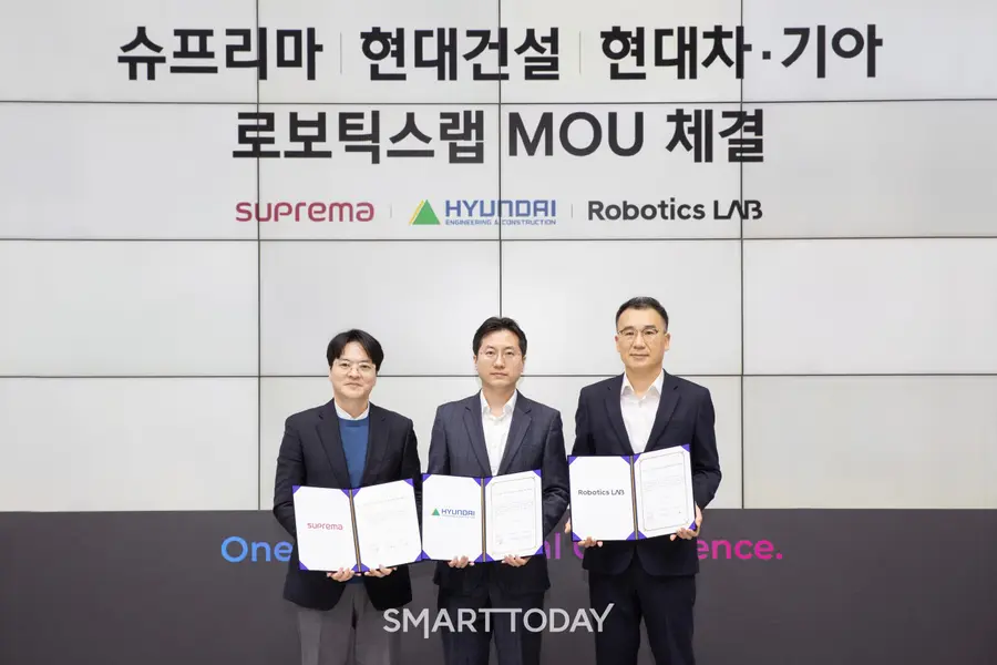 현대건설 오승민 상무(중앙)와 현대차·기아 로보틱스랩 최리군 상무(오른쪽), 슈프리마 김한철 대표가 '서비스 로봇 기반 주거단지 고도화 협력을 위한 양해각서'를 체결하고 기념사진을 촬영하고 있다. (사진제공=현대건설)