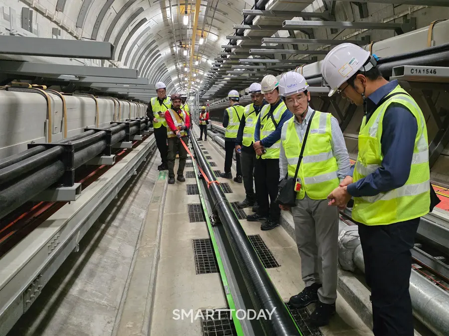 김선규 호반그룹 회장(오른쪽 두번째)이 대한전선 싱가포르 400kV급 초고압 지중 전력망 구축 프로젝트 현장을 찾아 공사 진행상황을 점검하고 있다. (사진제공=호반그룹)