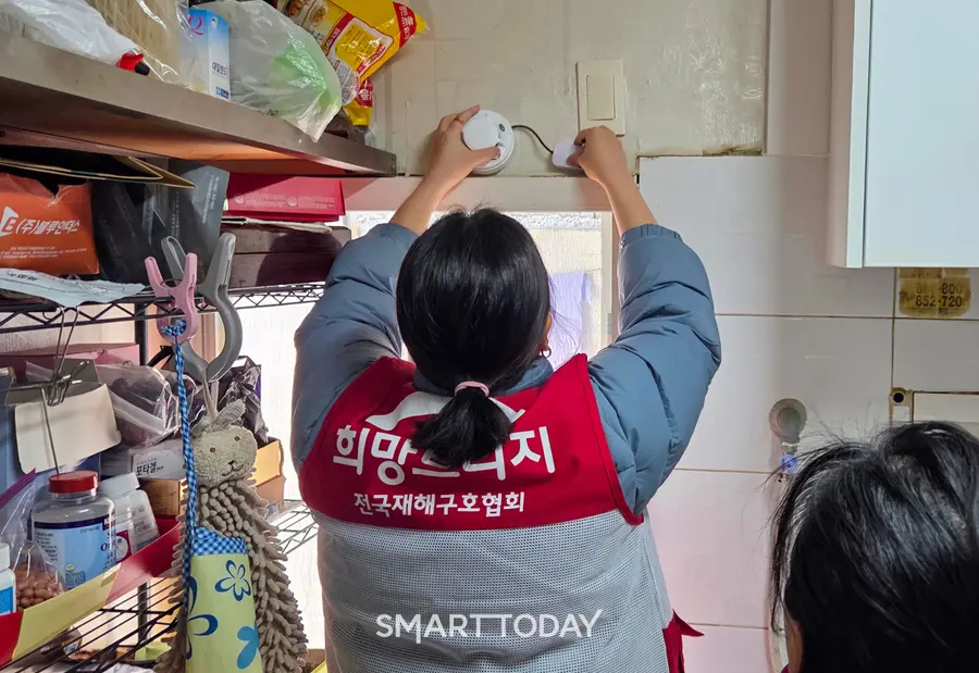 희망브리지 직원이 청각장애 아동 거주 가정을 방문해 화재 경보 장치의 정상 작동을 점검하고 있다(사진=희망브리지)