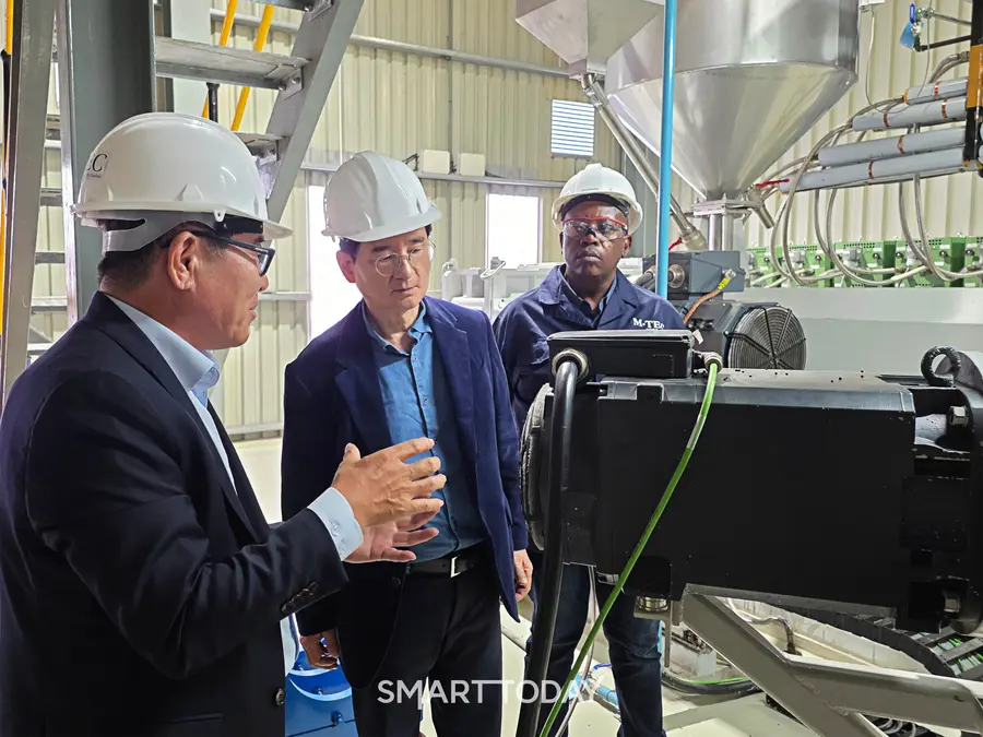 김선규 호반그룹 회장(가운데)이 대한전선 남아프리카공화국 생산법인 엠텍을 방문해 생산 현장을 살펴보고 있다. (사진제공=호반그룹)
