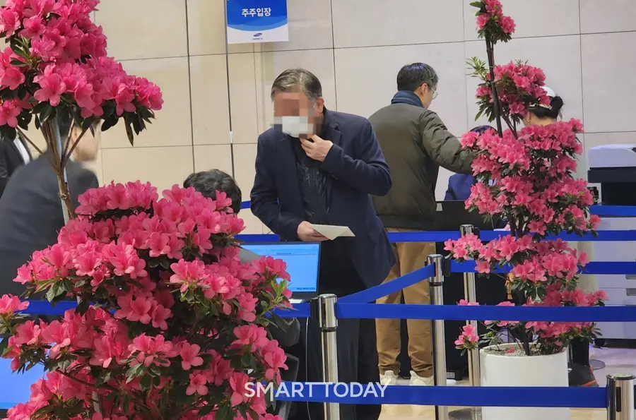 삼성물산 주주가 총회장 입장 전 신분 확인 절차에 응하고 있다. 출처=김종현 기자