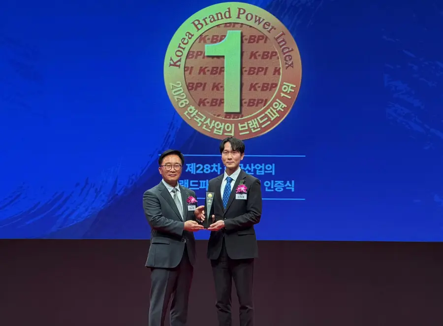 2026년 3월 18일 한국능률협회컨설팅에서 주관하는 ‘2026 한국산업의 브랜드파워 1등 수여식에서 롯데GRS 마케팅부문 이혁중 부문장(오른쪽)이 인증패 수여 후 기념 촬영을 하고 있다. (사진=롯데GRS)