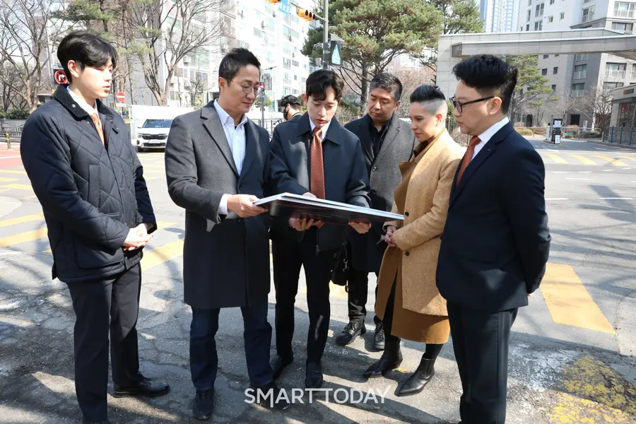 유엔 스튜디오 설계진이 포스코이앤씨 관계자들과 신반포 19·25차 통합 재건축 사업 현장을 찾아 설계 방안을 논의하고 있다. (사진제공=포스코이앤씨)
