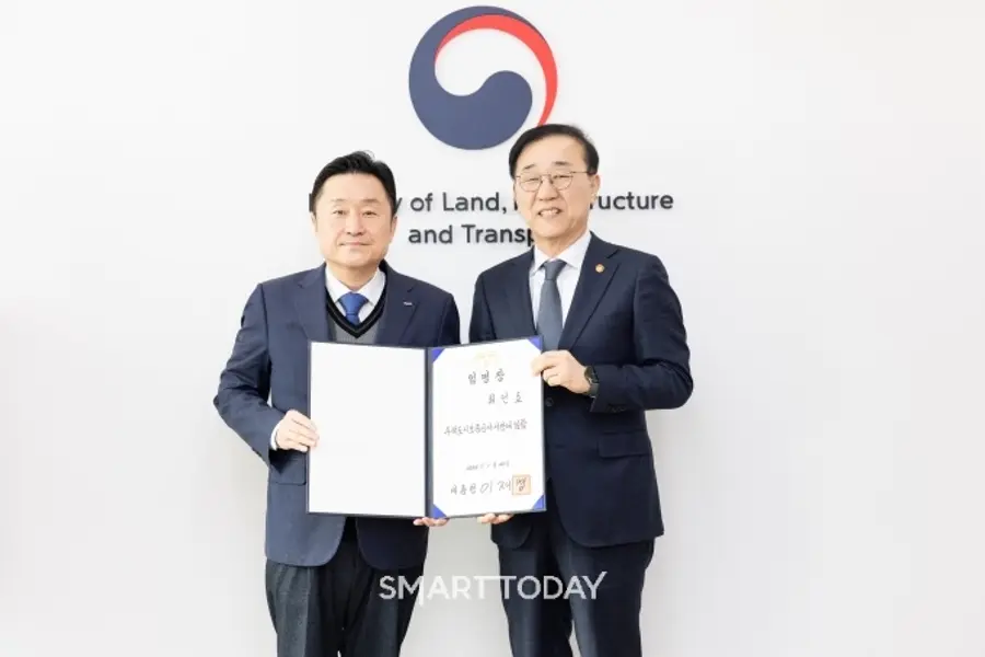 김윤덕 국토교통부 장관(오른쪽)이 최인호 주택도시보증공사 사장에게 임명장을 전수하고 기념 촬영하고 있다. (사진=국토교통부)