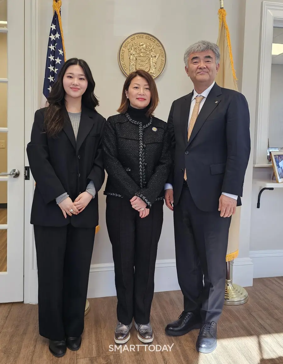  대우건설 정원주 회장이 뉴저지주 엘렌 박 하원 부의장과 만나 팰리세이즈파크 개발사업 관련 협력 방안을 논의했다. (사진 왼쪽부터) 정서윤 양, 엘렌 박 뉴저지주 하원 부의장, 정원주 대우건설 회장. (사진=대우건설)