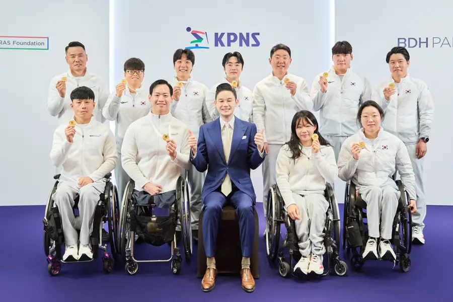 배동현 회장(앞줄 가운데)과 국가대표 선수단이 기념사진을 촬영하고 있다.