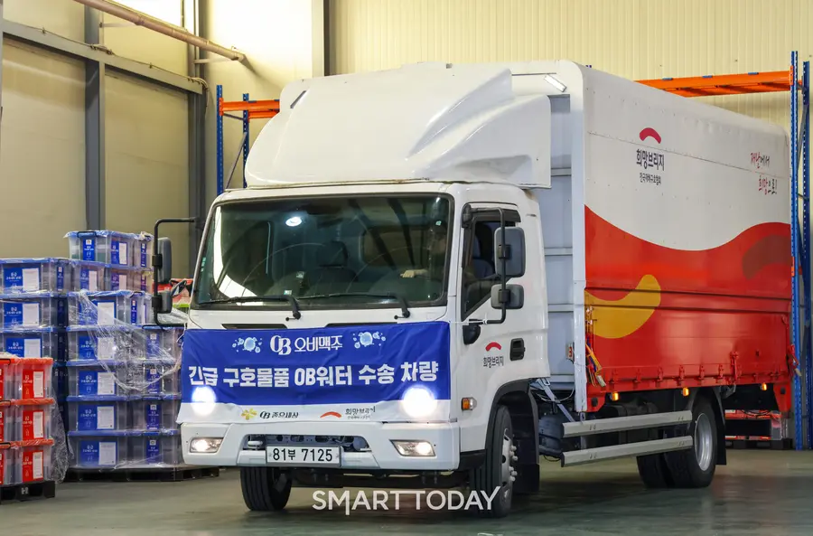 물 부족을 겪는 욕지도 주민을 위해 희망브리지가 긴급 구호용 생수를 운반하고 있다(사진=희망브리지 )