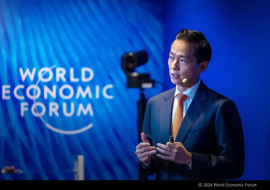 김동관 부회장이 2024년 다보스포럼 연차총회 세션 '세계 최초 탈화석연료 선박'에서 한화의 해양 탈탄소 비전을 발표하는 모습. 한화 제공