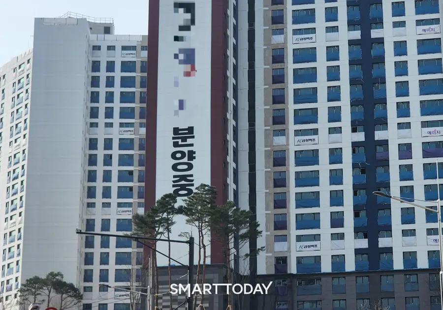 대규모 미분양이 발생한 이천시 중리지구 B3블록 아파트. 외벽에 '분양 중' 현수막이 걸려있다. 출처=김종현 기자