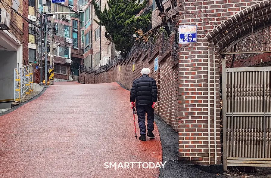 노인이 효창공원앞 역세권 재개발 지구 일대를 걸어다니고 있다. 춡처=김종현 기자