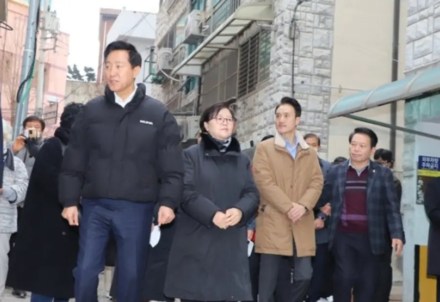 오세훈 서울시장과 강북구의회 의원들이 지난해 1월 미아 재개발 단지를 방문해 건물들을 살펴보고 있다. 출처=강북구의회