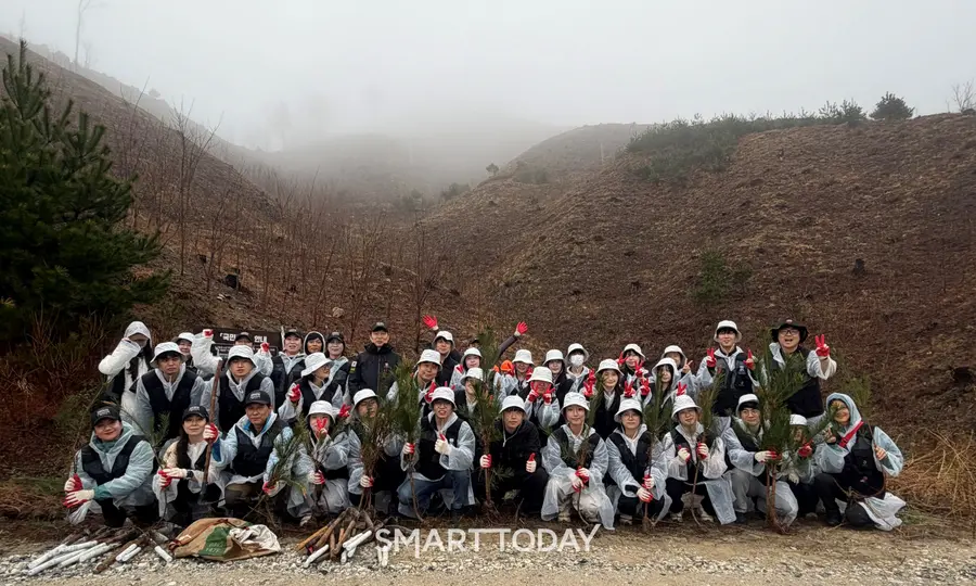 블랙야크강태선나눔재단이 식목일을 맞아 강릉시 옥계면 일원에서 ‘BYN 숲으로, 숲으로’ 캠페인을 진행했다. (사진=블랙야크)