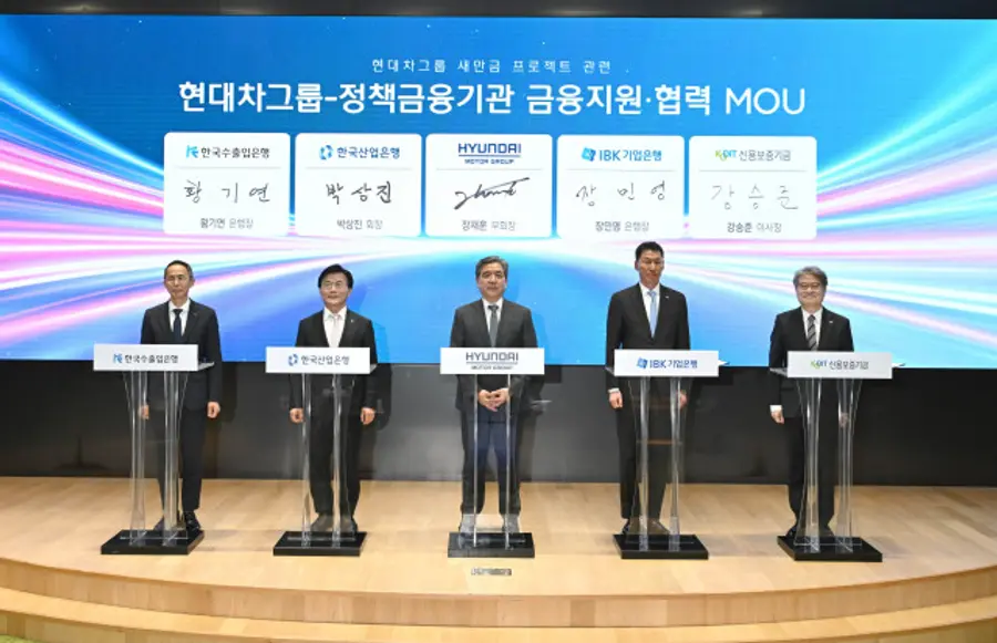 6일 서울 여의도 한국산업은행 본관에서 열린 ‘현대차그룹-정책금융기관 금융지원·협력 MOU’ 행사에서 황기연 한국수출입은행장(왼쪽부터), 박상진 한국산업은행 회장, 장재훈 현대차그룹 부회장, 장민영 중소기업은행장, 강승준 신용보증기금 이사장이 기념촬영을 하고 있다. 현대차 제공