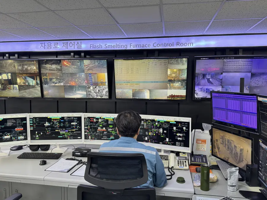 LS MnM 제련1공장의 제어실에서 ODS를 이용해 원격으로 자용로(용광로)를 제어하고 있는 모습. LS 제공