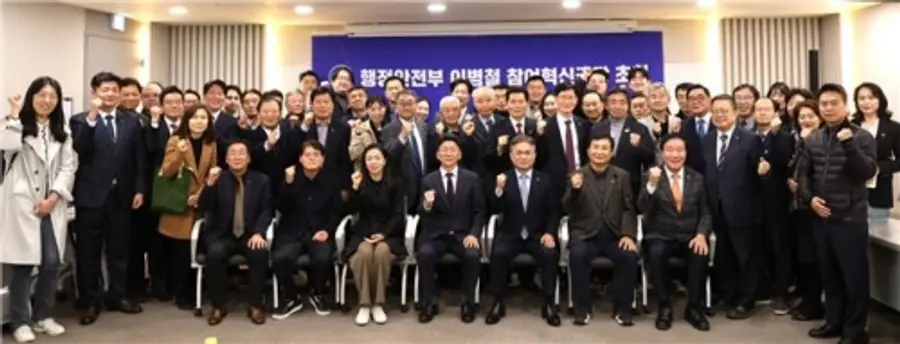 대한행정사회 윤승규 회장, 행정안전부 이병철 참여혁신국장, 강민지 행정제도과장 등 간담회 후 기념 촬영