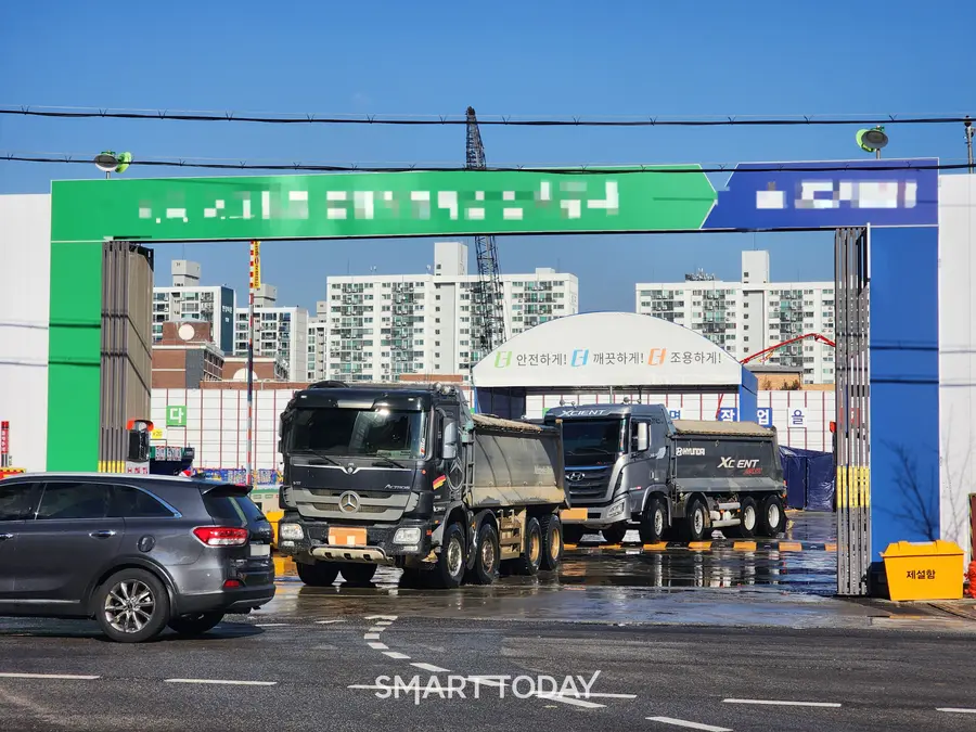 트럭이 공사장을 빠져나오고 있다. 출처=김종현 기자