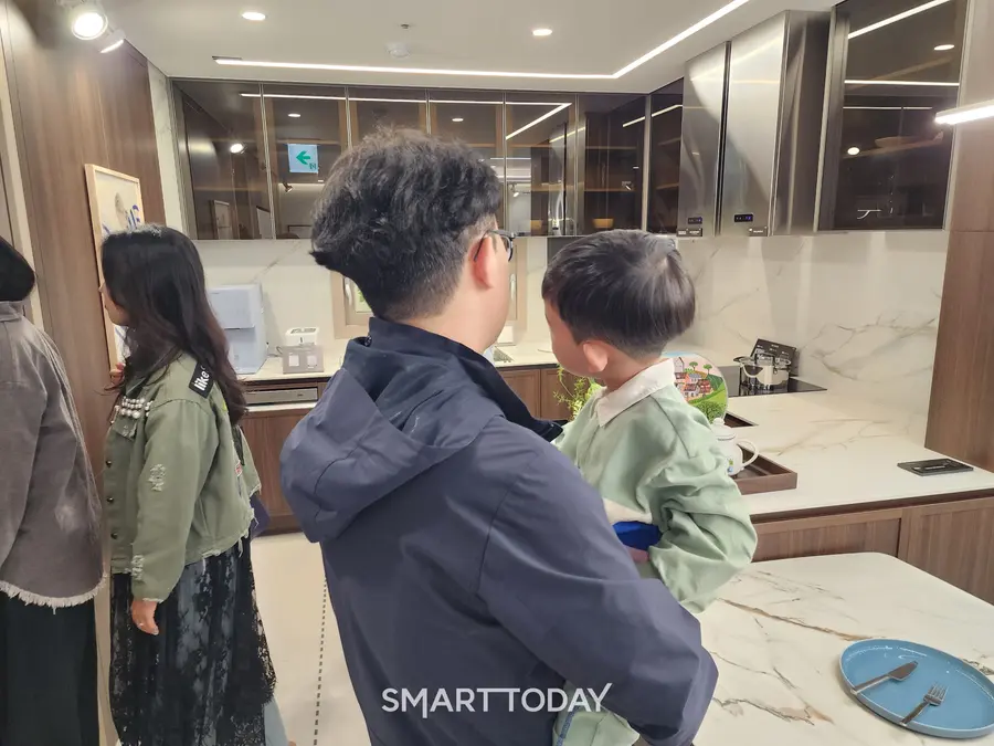 수요자가 아이를 안고 견본주택을 살펴보고 있다. 출처=김종현 기자