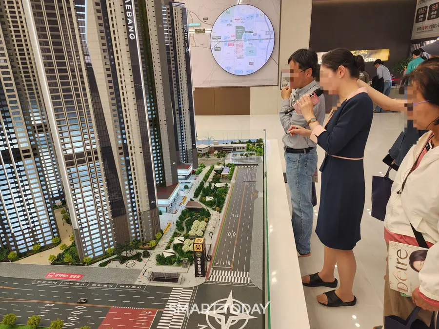 수요자가 안내원의 설명을 들으며 옥정중앙역 디에트르 모형도를 살피고 있다. 출처=김종현 기자