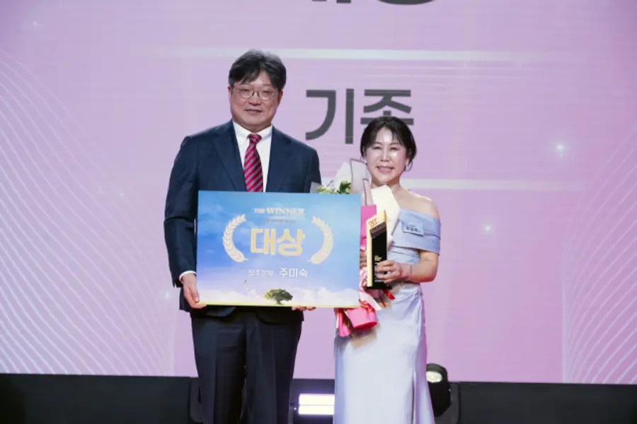 메리츠화재 김중현 대표(왼쪽)와 청주본부 주미숙 지점장(오른쪽)이 지난 9일 열린 '2025 연도대상 시상식'에서 대상 수상 기념촬영을 하고 있다.
