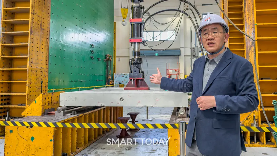 GS건설 담당자가 모듈러 교량 전단면 PC바닥판 구조성능 공개 실험에서 공법과 성능을 설명하고 있다. (사진= GS건설)