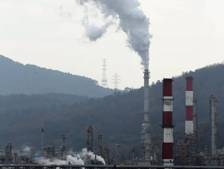 여수 국가화학산업단지 공장에서 연기가 피어오르고 있다. 출처=연합뉴스