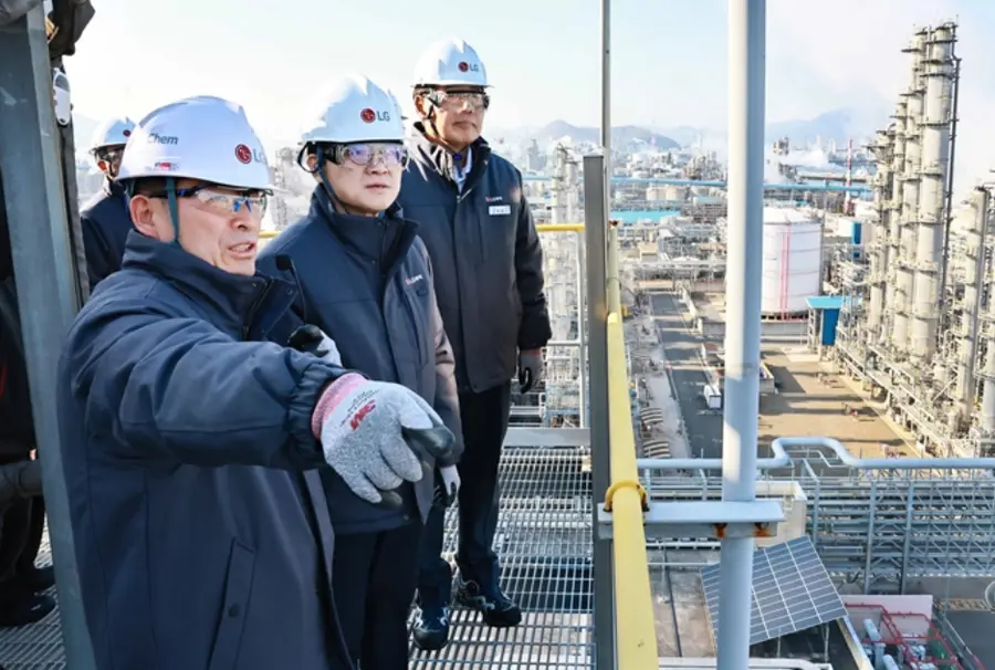 (오른쪽에서 두 번째) 김정관 산업통상부 장관이 신학철 LG화학 부회장(오른쪽에서 첫 번째)과 여수 공장을 살펴보고 있다. 출처=산업통상부