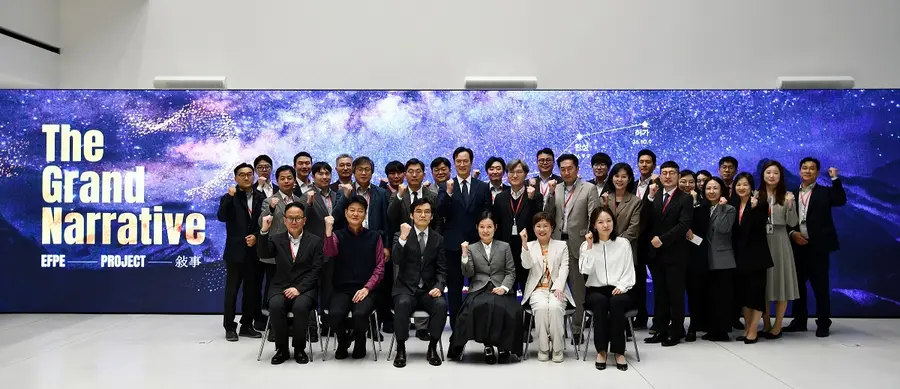 한미그룹 임주현 부회장(앞줄 왼쪽 네 번째)과 한미약품 황상연 대표이사(앞줄 왼쪽 세 번째)를 비롯한 전사적 공식 협의체 임직원들이 4월 13일 한미 C&C 스퀘어에서 열린 ‘EFPE-PROJECT-敍事’ 발족식에서 기념촬영을 하고 있다.